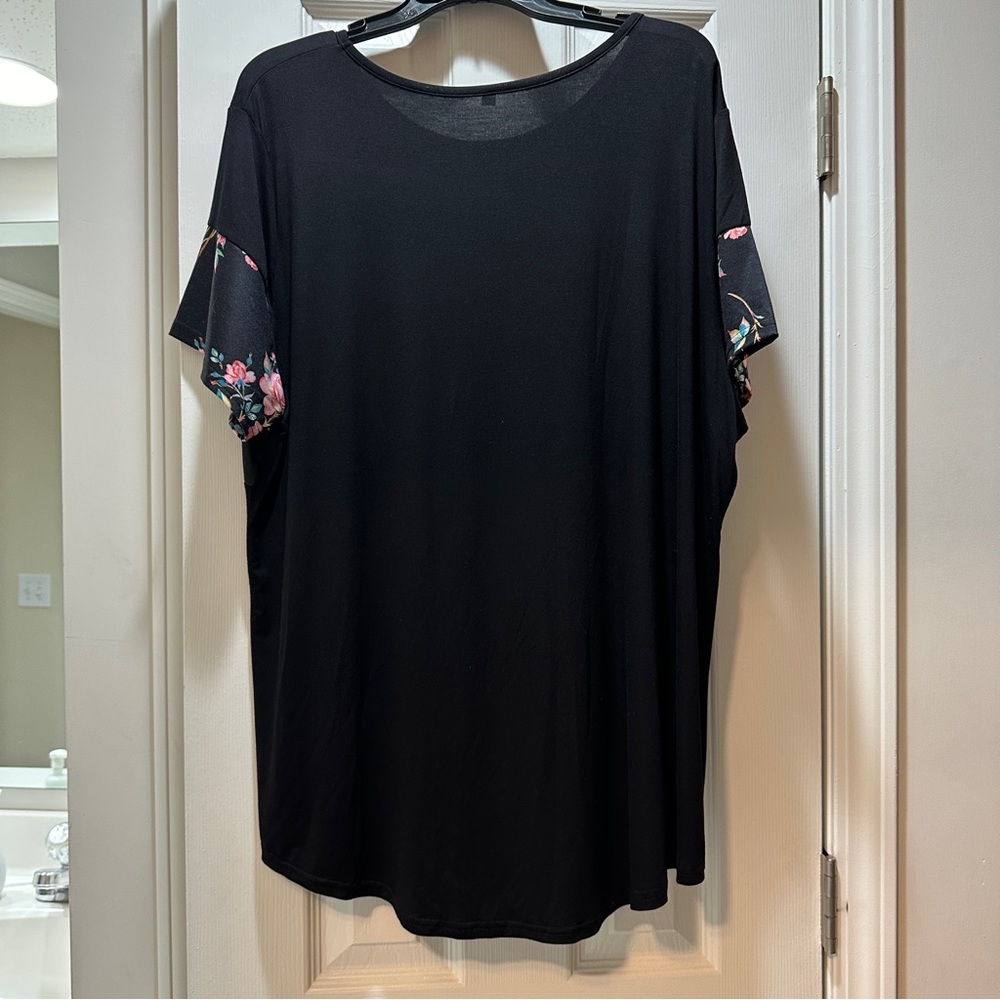 NWOT Black with pink floral design top - Size 2X - Excellent Condition - Picture 8 of 9